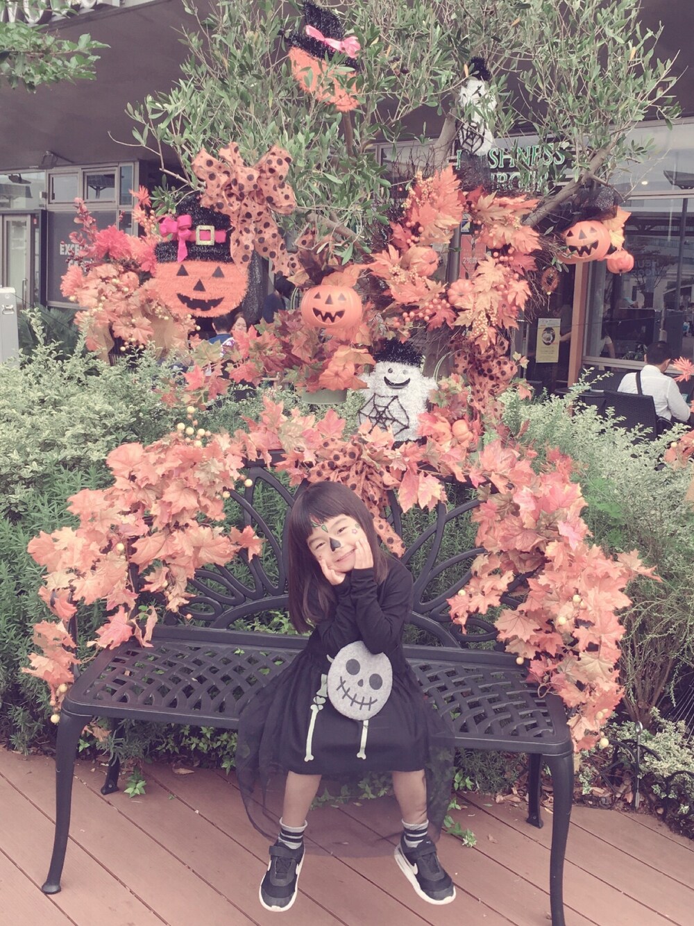 「wearhalloween2019、スカルワンピース、スカルショルダー、スニーカー、タトューシール、3歳10ヶ月、ハロウィンコーデ」｜「H&Mのアイテム（ワンピース、ブラック系）」を使った、Kuru☺︎さん（キッズ・100cm）の秋コーディネートの1枚目の写真