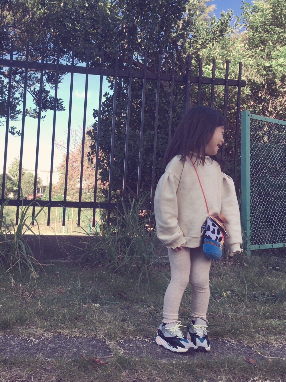 「トレーナー、スウェット、レギンス、ショルダーバッグ、スニーカー、yeezy、yeezyboost、yeezyboost700、３歳11ヶ月、キッズコーデ」｜「西松屋のアイテム（スウェット、ベージュ系）」を使った、Kuru☺︎さん（キッズ・100cm）の秋コーディネートの1枚目の写真
