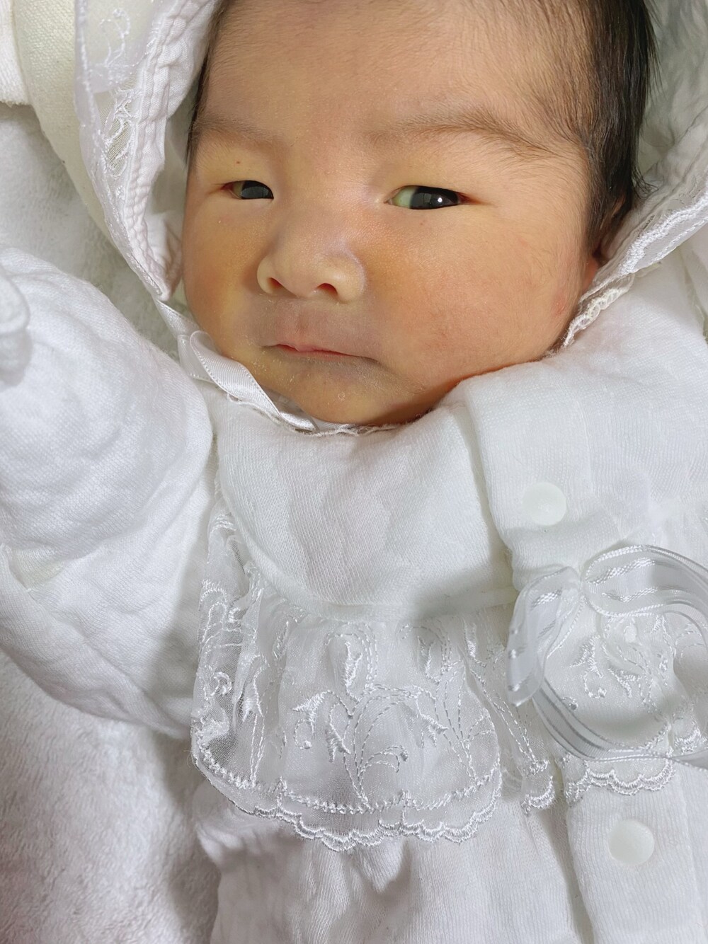 「ベビードレス、ロンパース、新生児、０歳」｜「西松屋のアイテム（ロンパース、ホワイト系）」を使った、Kuru☺︎さん（キッズ・100cm）の冬コーディネートの1枚目の写真