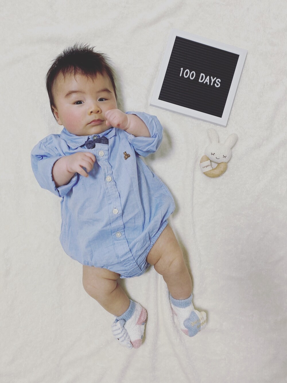 「シャツロンパース、蝶ネクタイ、ソックス、100days、入園おめでとう、生後3ヶ月、男の子コーデ」｜「babyGAPのアイテム（ロンパース、ブルー系）」を使った、Kuru☺︎さん（キッズ・100cm）の春コーディネートの1枚目の写真