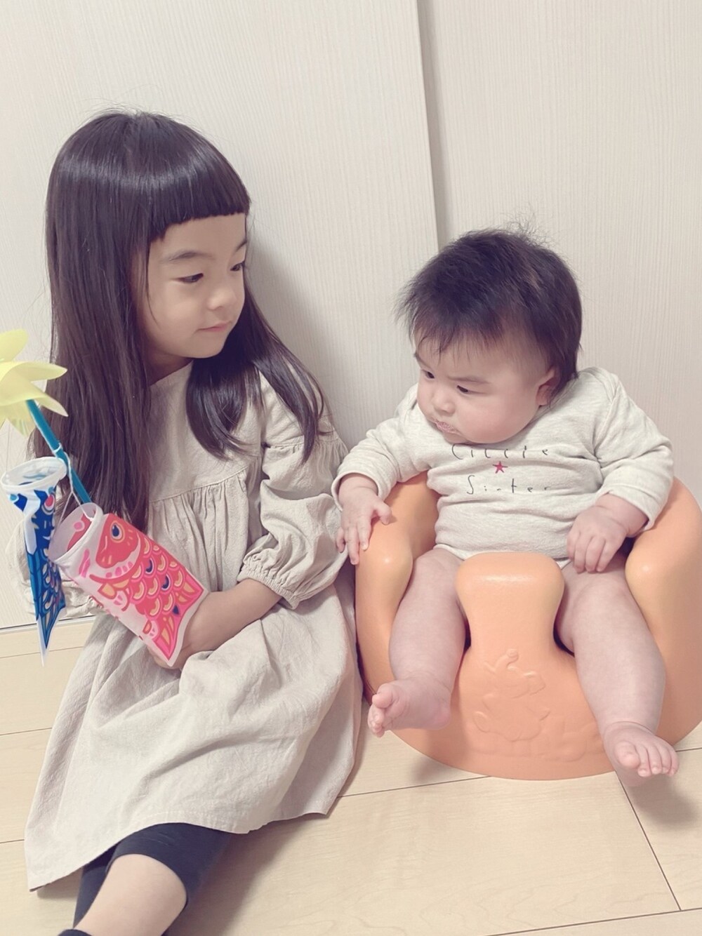 「ベージュ、ベージュリンク、ワンピース、レギンス、ロンパース、4歳4ヶ月、生後4ヶ月、姉弟コーデ、キッズコーデ」｜「韓国子供服のアイテム（ワンピース、ベージュ系）」を使った、Kuru☺︎さん（キッズ・100cm）の春コーディネートの1枚目の写真
