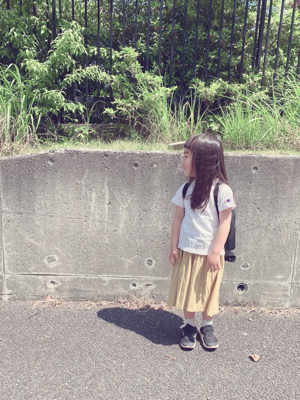 「カットソー、スカート、ヘムスカート、スニーカー、リュック、春夏コーデ、キッズコーデ、おうちファッション、おうちこーで、4歳4ヶ月」｜「Right-onのアイテム（Tシャツ/カットソー、ホワイト系）」を使った、Kuru☺︎さん（キッズ・100cm）の春コーディネートの1枚目の写真