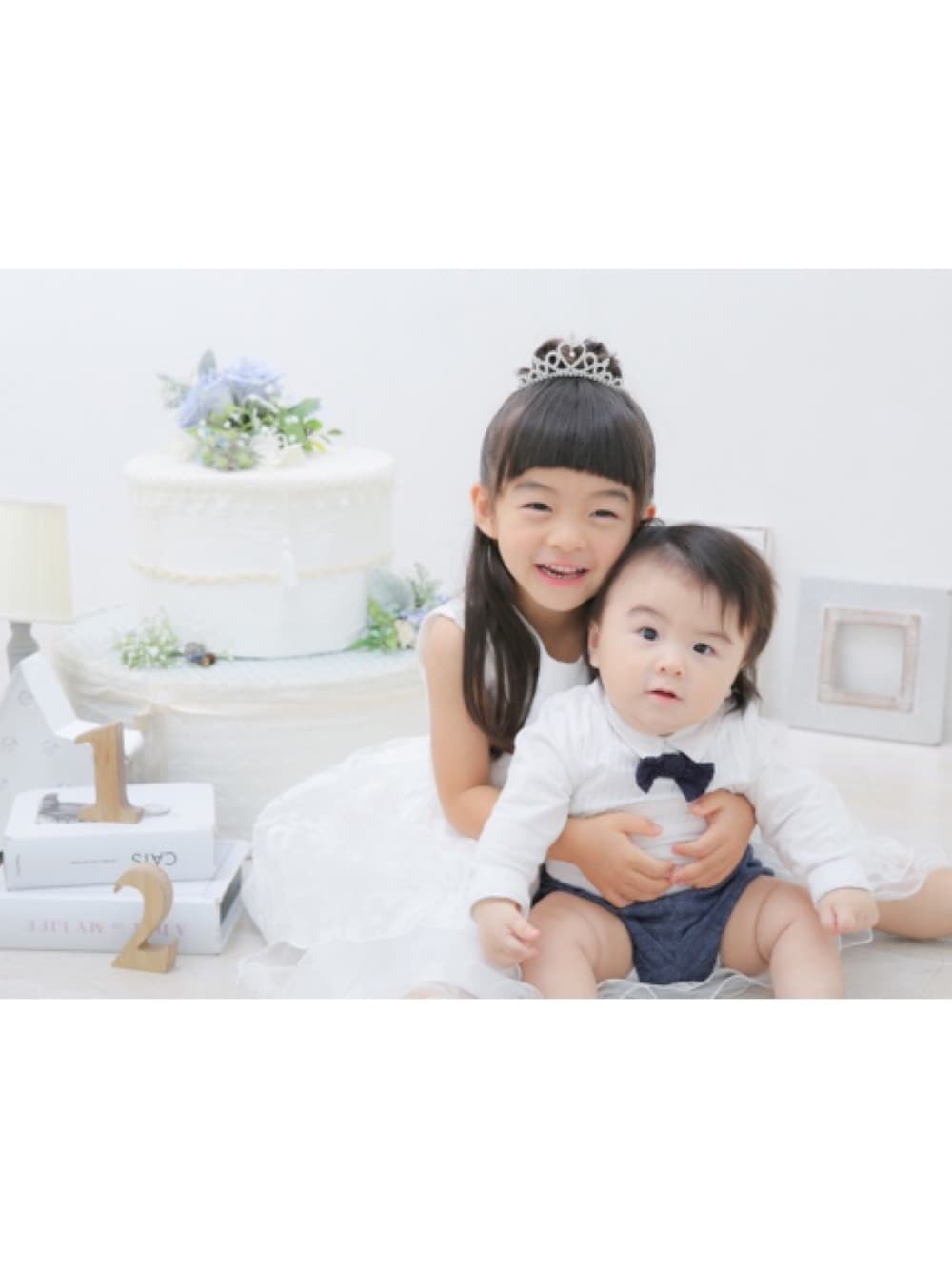 「ロンパース、ブルマ、ワンピース、ティアラ、蝶ネクタイ、ベビーコーデ、キッズコーデ、生後6ヶ月、4歳7ヶ月、HalfBirthday」｜「MARLMARLのアイテム（ロンパース、ホワイト系）」を使った、Kuru☺︎さん（キッズ・100cm）の秋コーディネートの1枚目の写真