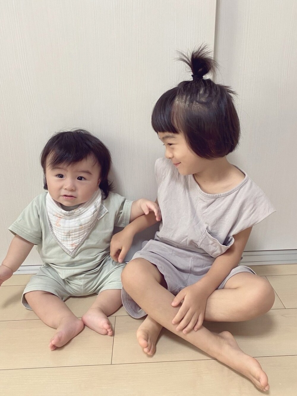「セットアップ、くすみカラー、姉弟コーデ、生後８ヶ月、4歳8ヶ月、夏コーデ、プチプラ、キッズコーデ、ベビーコーデ」｜「韓国子供服のアイテム（Tシャツ/カットソー、グリーン系）」を使った、Kuru☺︎さん（キッズ・100cm）の秋コーディネートの1枚目の写真