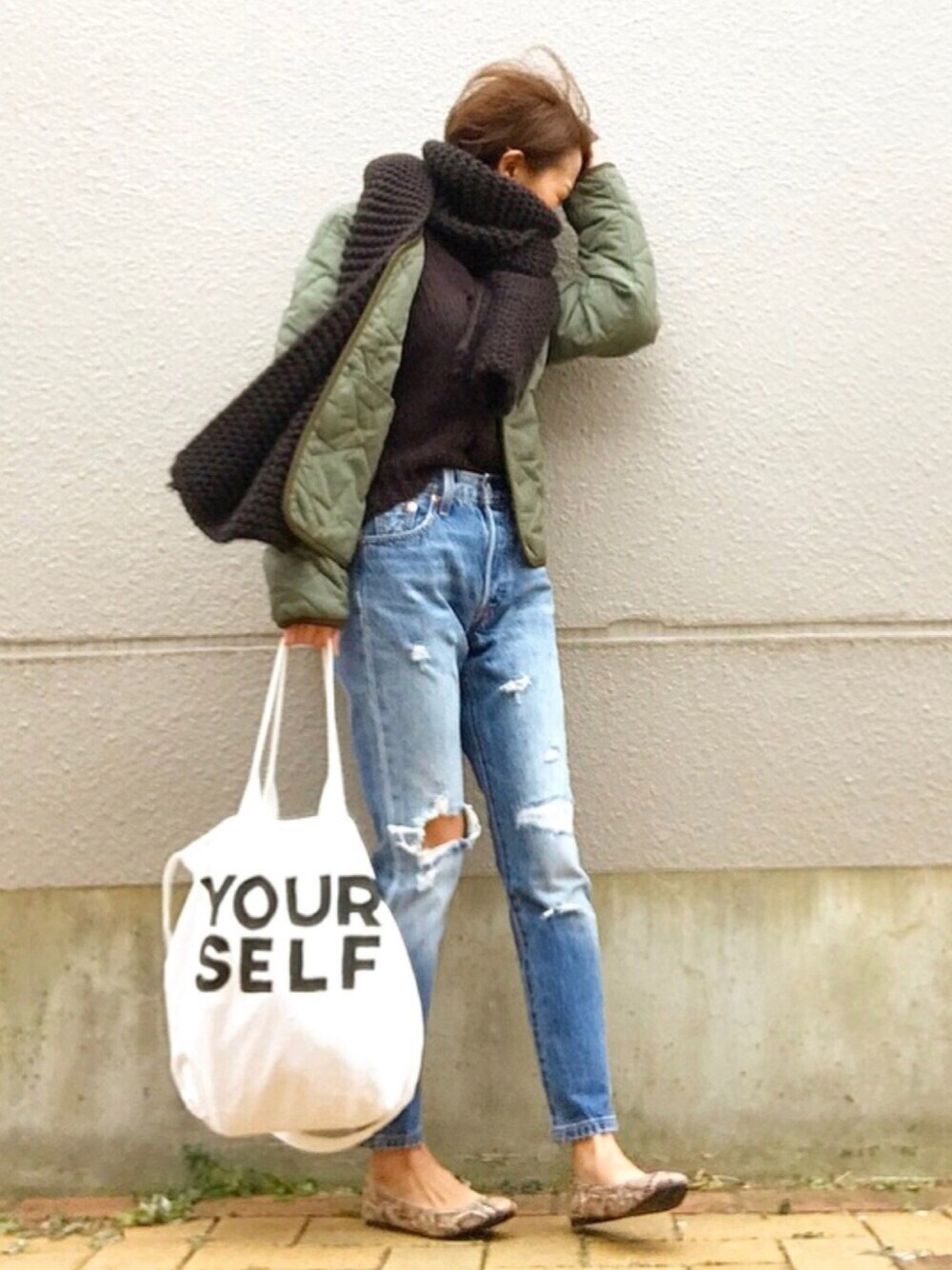 「501skinny、リーバイス501、Levi's、ハイウエスト、キルティング、フラットシューズ、トートバッグ、マフラーぐるぐる、ハイネックニット」｜「TODAYFULのハイネックケーブルニット（ニット/セーター、ブラック系）」を使った、おまゆさん（レディース・156cm）の冬コーディネートの1枚目の写真