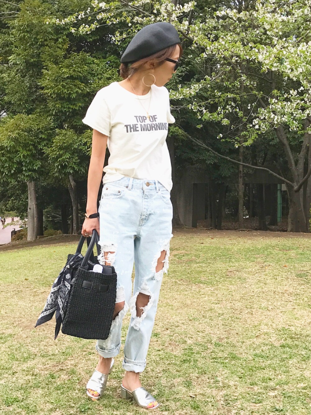 「ダメージデニムパンツ、テーパードデニム、ベレー帽、かごバッグ、かごバーキン、デニムパンツ、シルバーサンダル、白Tシャツ、白Tシャツ×デニム、mybest_todayful」｜「TODAYFULのPaper Beret（ハンチング/ベレー帽、ブラック系）」を使った、おまゆさん（レディース・156cm）の春コーディネートの1枚目の写真