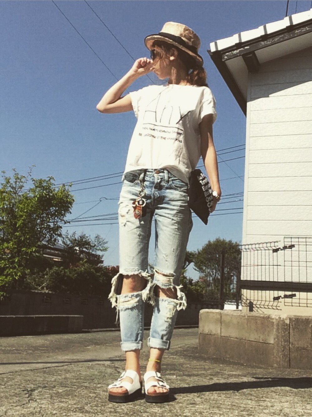 「白Tシャツ、クラッシュデニム、テーパードパンツ、クラッチバッグ、サンダル、厚底サンダル、カンカン帽、白Tシャツ×デニム、シンプル、麦わら帽子」｜「CHEAP MONDAYのCircle（サングラス、グリーン系）」を使った、おまゆさん（レディース・156cm）の春コーディネートの1枚目の写真