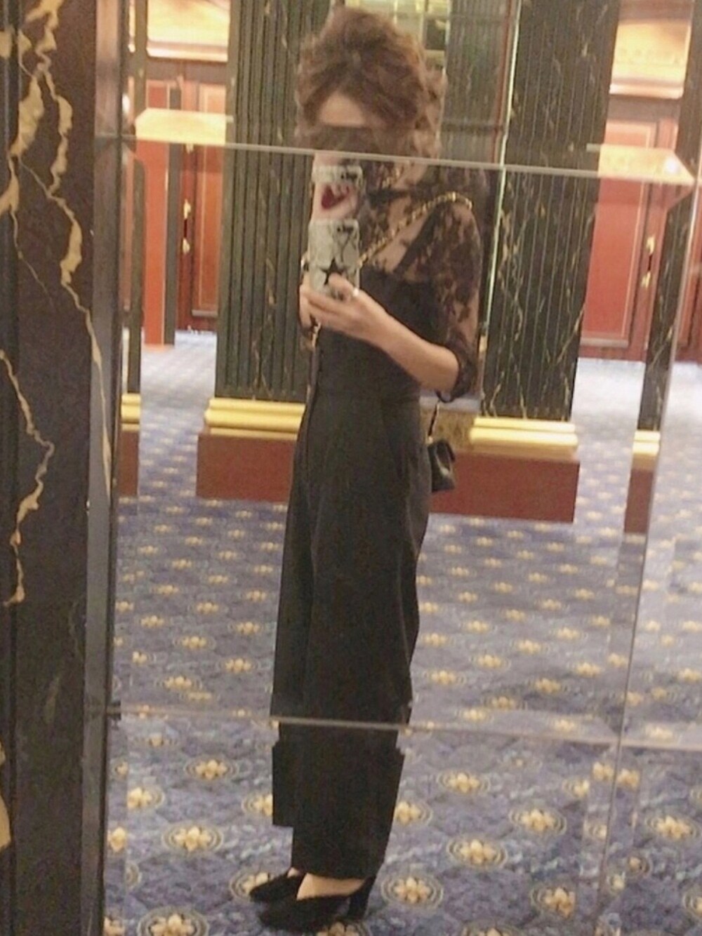 「結婚式、お呼ばれスタイル、レーストップス、サスペンダーパンツ、フォーマル、結婚式スタイル、ブラック、オケージョン、キレイめ」｜「AULAの【16SS】LEAVER LACE BLOUSE（シャツ/ブラウス、ブラック系）」を使った、おまゆさん（レディース・154cm）の秋コーディネートの1枚目の写真