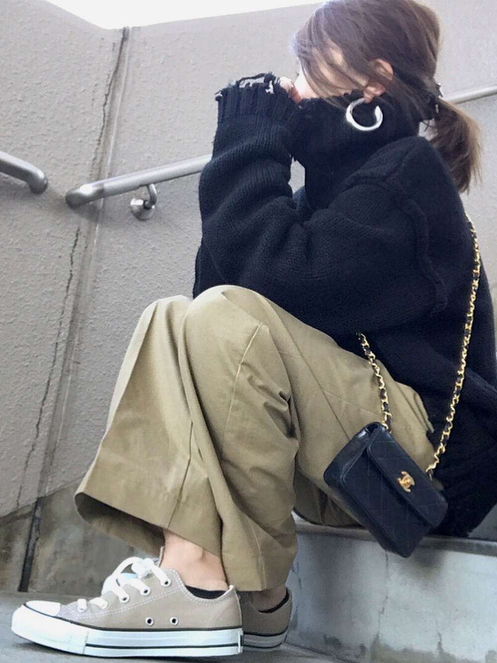 「シンプルコーデ、ハイネック、チノパン、ベージュ、ゆるコーデ、黒×ベージュ、ミニバッグ、チェーンバッグ、chanel」｜「PERVERZEのアイテム（ニット/セーター、ブラック系）」を使った、おまゆさん（レディース・154cm）の冬コーディネートの1枚目の写真