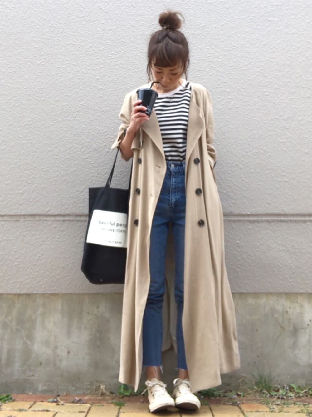 「トレンチコート、ロングトレンチコート、ノーカラーコート、ノーカラー、ボーダートップス、ワッフル、お団子ヘアー、トートバッグ、春」｜「TODAYFULのカラーレストレンチコート（トレンチコート、ベージュ系）」を使った、おまゆさん（レディース・154cm）の春コーディネートの1枚目の写真