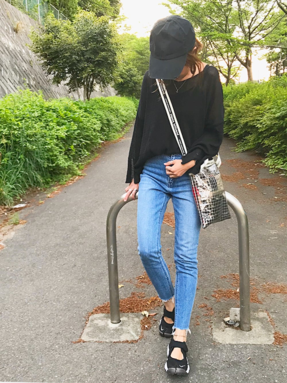 「メッシュ、PVC、クリアバッグ、カジュアル、エアリフト、NIKE、スキニーデニム、黒×デニム、beautiful people」｜「AmeriのSHEER LOOSE KNIT（ニット/セーター、ブラック系）」を使った、おまゆさん（レディース・154cm）の春コーディネートの1枚目の写真