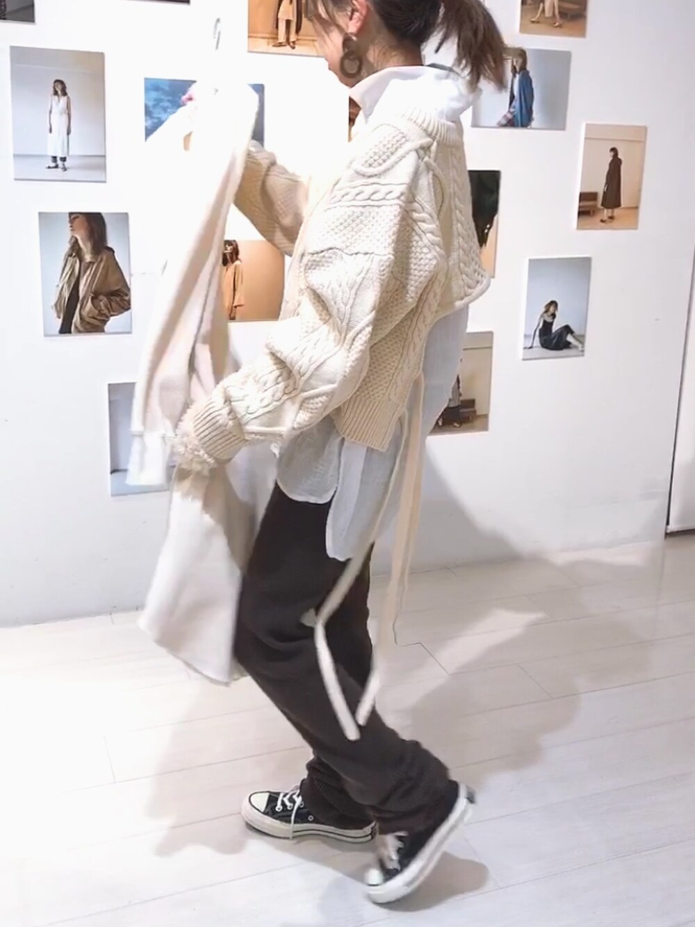 「ケーブルニット、レイヤードスタイル、リブパンツ、リブ　、CT70s、白シャツ、白シャツ×ニット、コンバース、フープピアス」｜「AmeriのRIBBON CABLE MINI KNIT（ニット/セーター、ホワイト系）」を使った、おまゆさん（レディース・154cm）の冬コーディネートの1枚目の写真