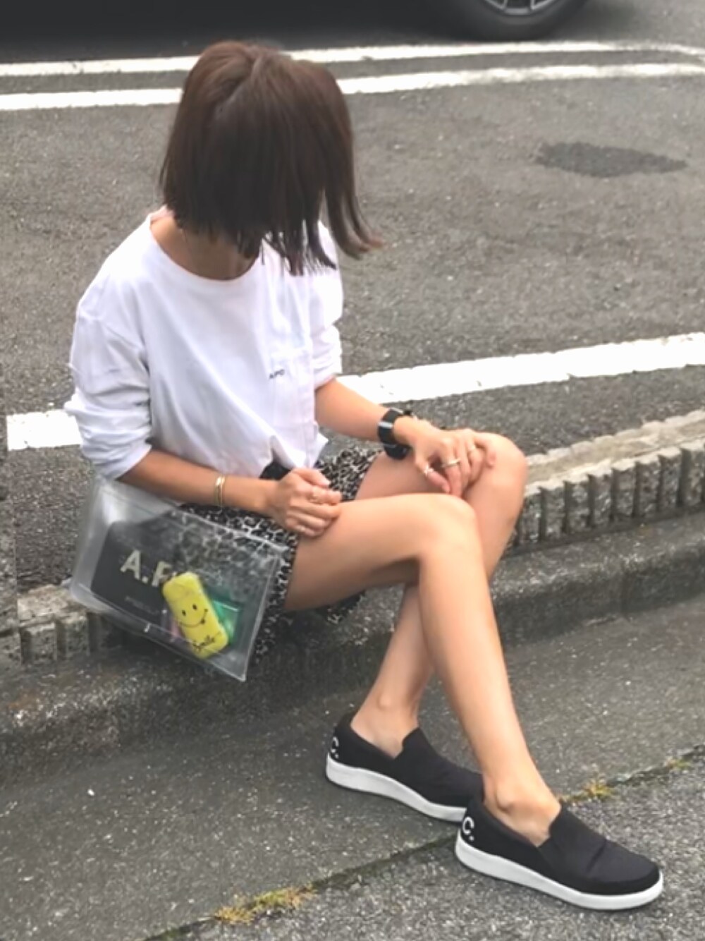 「白トップス、レオパード、クリアバッグ、PVC、スリッポン、ショートパンツ、ロンT、黒スニーカー、beautiful people、A.P.C.」｜「A.P.C.のL/S T-SHIRT POCKET 19P（Tシャツ/カットソー、ホワイト系）」を使った、おまゆさん（レディース・155cm）の夏コーディネートの1枚目の写真