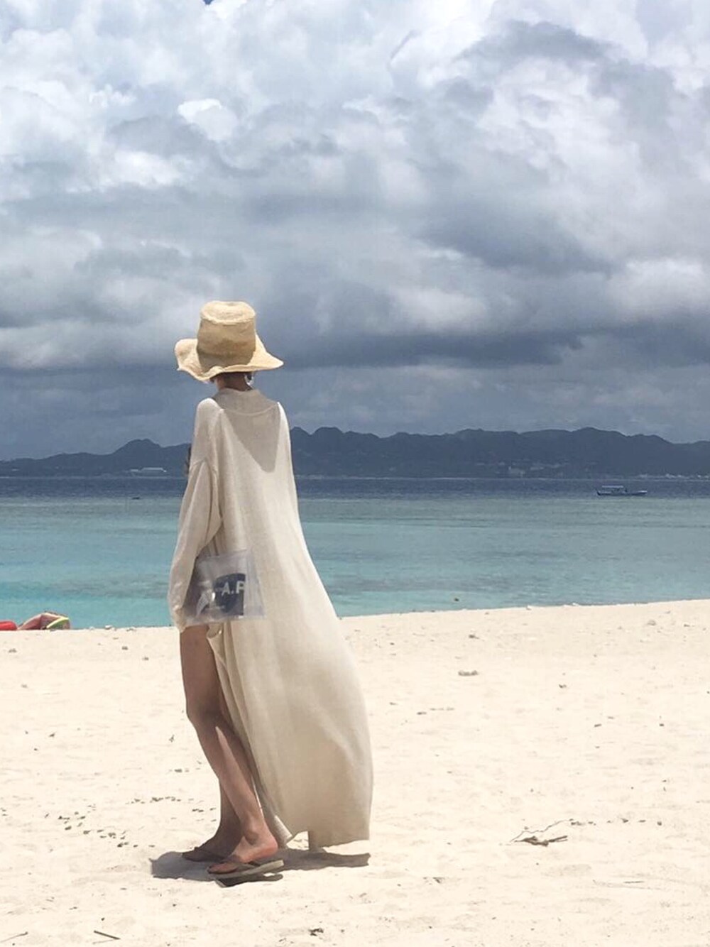 「休日コーデ、海、海コーデ、沖縄、ロングカーディガン、ペーパーハット、ハット、低身長コーデ」｜「TODAYFULのシルクニットカーディガン（カーディガン/ボレロ、ホワイト系）」を使った、おまゆさん（レディース・155cm）の夏コーディネートの1枚目の写真