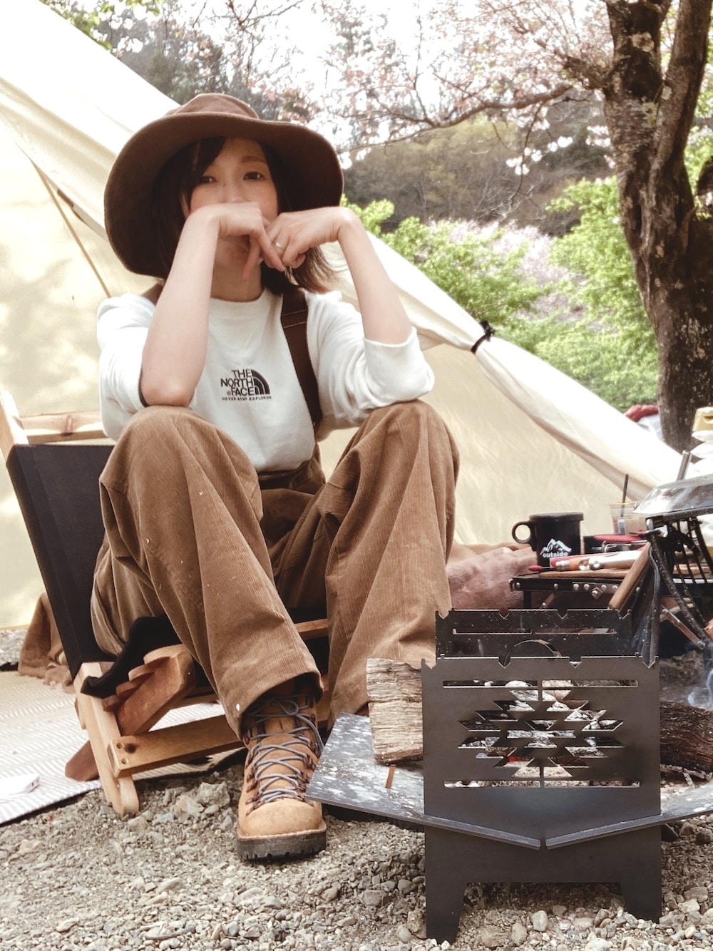 「キャンプ、アウトドアスタイル、サスペンダーパンツ、コーデュロイパンツ、THE NORTH FACE、Danner、低身長、ハット、キャンプスタイル」｜「THE NORTH FACEのアイテム（スウェット、ホワイト系）」を使った、おまゆさん（レディース・154cm）の春コーディネートの1枚目の写真