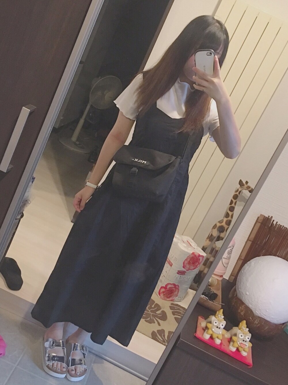 ブラック系のその他トップス、ブラック系のワンピース、ブラック系のショルダーバッグを着用したレディースの夏コーディネートの1枚目の写真