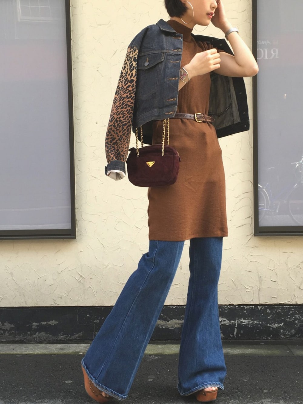 「PRADA、ベルボトム、Levi's、ラコステ(LACOSTE)、パンツスタイル、vintage」｜「PRADAのアイテム（ショルダーバッグ、ブラウン系）」を使った、尾藤千穂さん（レディース・163cm）の春コーディネートの1枚目の写真