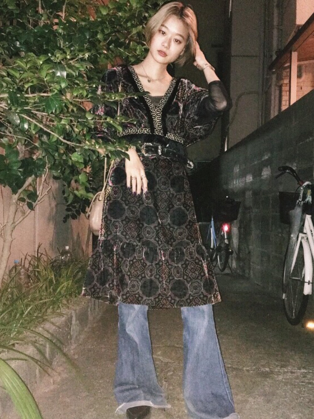 「秋のコーデ、ベロア、VIVIENNE TAM、GIVENCHY、ワンピース、柄ワンピース、フレアパンツ、ワイドパンツ、ヴィンテージ、vintage」｜「VIVIENNE TAMのアイテム（ワンピース、ブラック系）」を使った、尾藤千穂さん（レディース・163cm）の秋コーディネートの1枚目の写真