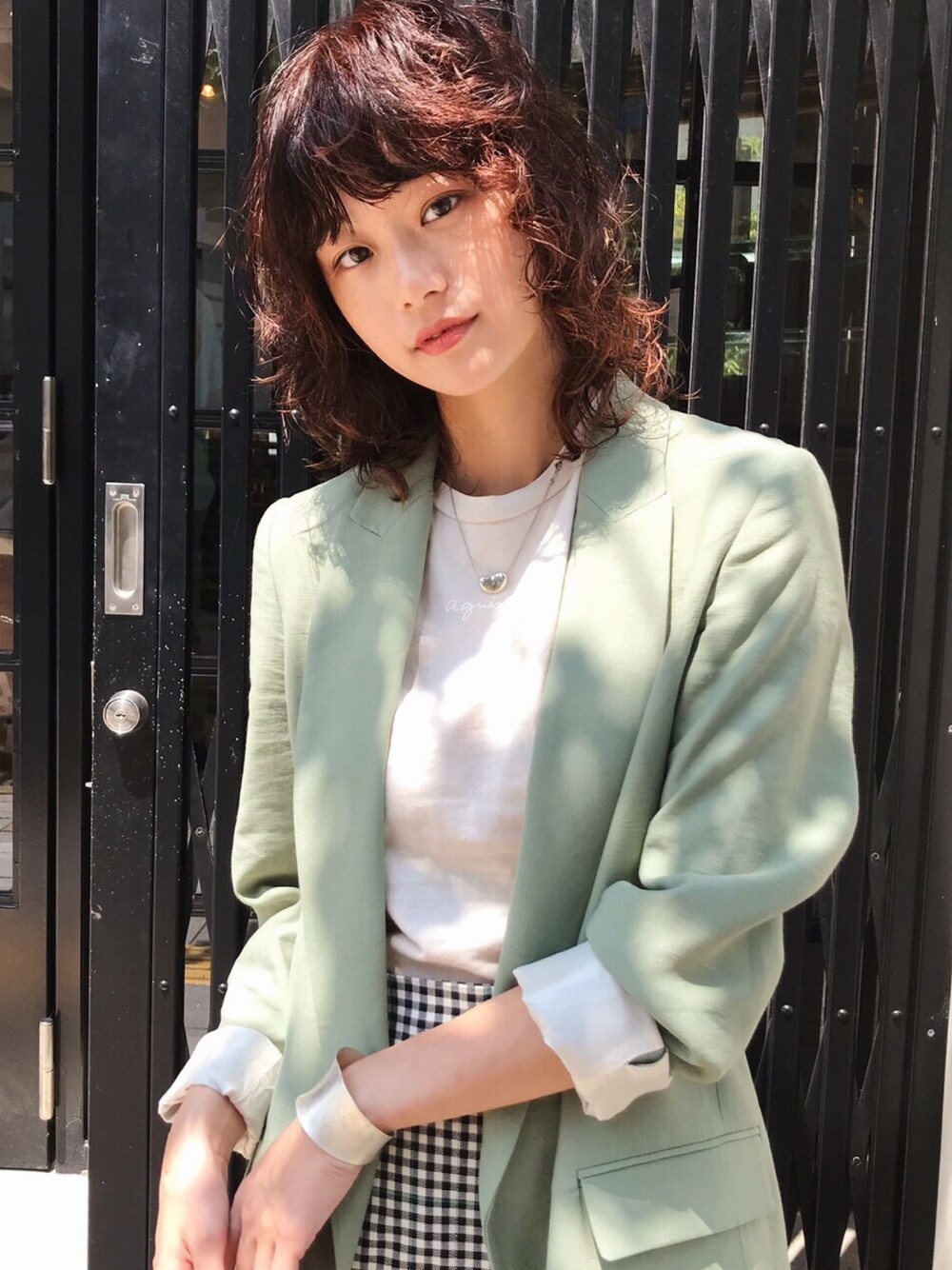 「オトナカジュアル、シンプル、秋のコーデ、シンプルコーデ、ベージュ、BEAMS、美容室、パーマ」｜「TIFFANY&Co.のアイテム（ネックレス、シルバー系）」を使った、尾藤千穂さん（レディース・163cm）の秋コーディネートの1枚目の写真