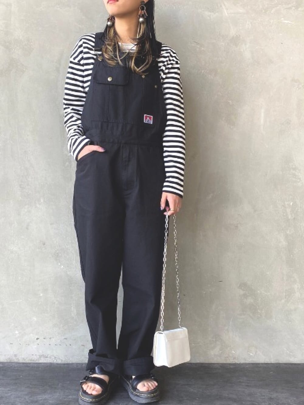 「オーバーオール、モノトーン、カジュアル、大人カジュアル、ジェンダーレス、黒、ボーダー、サロペット、ストリート」｜「JEANS FACTORY Clothesのアイテム（Tシャツ/カットソー、ホワイト系）」を使った、Uさん（レディース・156cm）の冬コーディネートの1枚目の写真