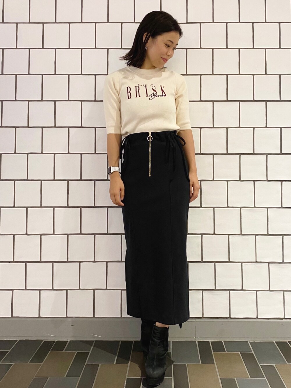 「シンプルコーデ、ロゴニット、ニット、スカート、コーディネート、低身長、低身長コーデ、レディアゼル、レディアゼル(REDYAZEL)、REDYAZEL(REDYAZEL)」｜「REDYAZELのハイネックロゴ刺繍ニットプルオーバー（Tシャツ/カットソー、ホワイト系）」を使った、mayuko iidaさん（レディース・153cm）の秋コーディネートの1枚目の写真