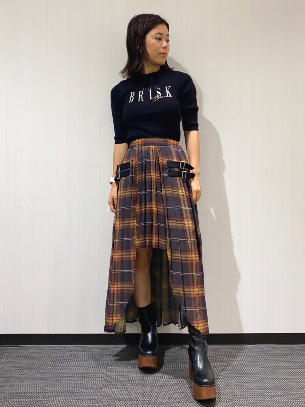 「チェックスカート、ロゴニット、秋コーデ、コーディネート、低身長、低身長コーデ、レディアゼル、REDYAZEL(REDYAZEL)」｜「REDYAZELのハイネックロゴ刺繍ニットプルオーバー（Tシャツ/カットソー、ブラック系）」を使った、mayuko iidaさん（レディース・153cm）の秋コーディネートの1枚目の写真