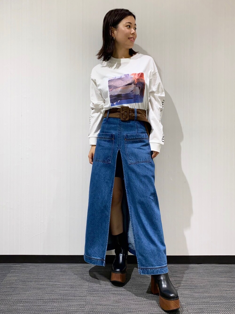 「デニム、スカート、ショートパンツ、ロンT、カジュアルコーデ、低身長、低身長コーデ、レディアゼル、レディアゼル(REDYAZEL)、REDYAZEL(REDYAZEL)」｜「REDYAZELのアートフォトプリントロングスリーブＴシャツ（Tシャツ/カットソー、ホワイト系）」を使った、mayuko iidaさん（レディース・153cm）の秋コーディネートの1枚目の写真