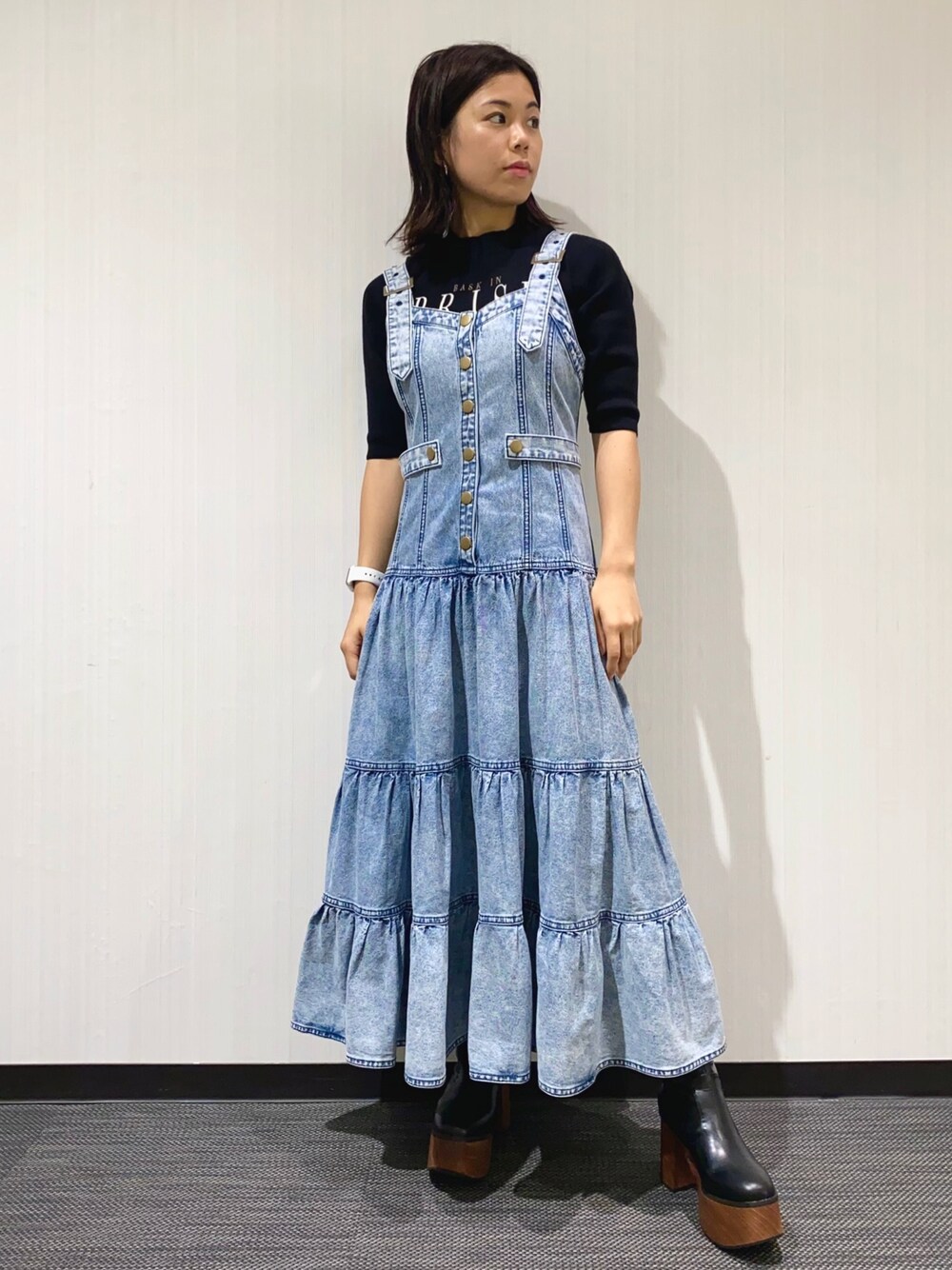 「ワンピース、デニム、トップス、ロゴニット、コーディネート、低身長、低身長コーデ、レディアゼル、レディアゼル(REDYAZEL)、REDYAZEL(REDYAZEL)」｜「REDYAZELのハイネックロゴ刺繍ニットプルオーバー（Tシャツ/カットソー、ブラック系）」を使った、mayuko iidaさん（レディース・153cm）の秋コーディネートの1枚目の写真