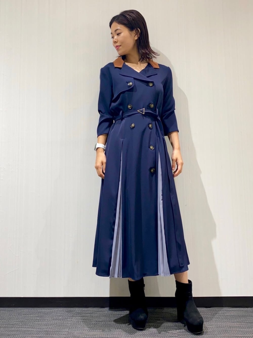 「ワンピース、トレンチ風ワンピ、秋コーデ、コーディネート、低身長、低身長コーデ、レディアゼル、レディアゼル(REDYAZEL)、REDYAZEL(REDYAZEL)」｜「REDYAZELのトレンチプリーツワンピース（ワンピース、ブルー系）」を使った、mayuko iidaさん（レディース・153cm）の秋コーディネートの1枚目の写真