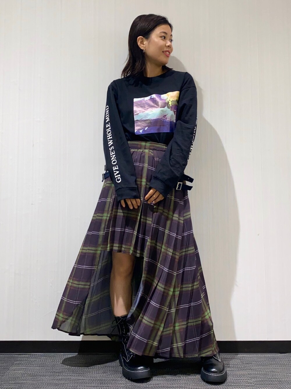 「ロンT、スカート、チェック、ブーツ、エンジニアブーツ、コーディネート、低身長、低身長コーデ、レディアゼル、REDYAZEL(REDYAZEL)」｜「REDYAZELのアートフォトプリントロングスリーブＴシャツ（Tシャツ/カットソー、ブラック系）」を使った、mayuko iidaさん（レディース・153cm）の秋コーディネートの1枚目の写真