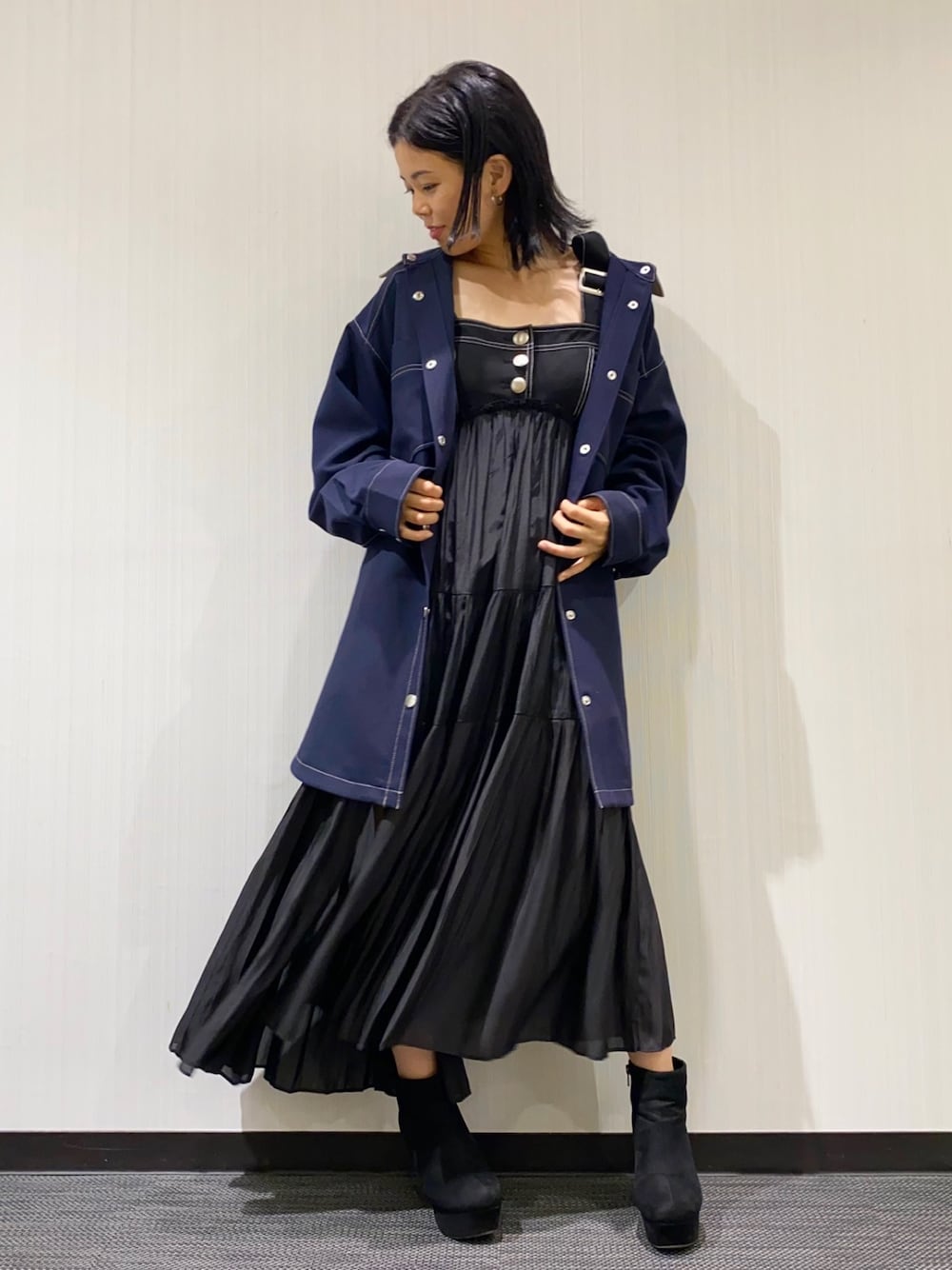 「シャツジャケット、ジャケット、シャツ、ワンピース、ティアードワンピース、コーディネート、低身長、低身長コーデ、レディアゼル、REDYAZEL(REDYAZEL)」｜「REDYAZELのプリーツティアードベアワンピース（ワンピース、ブラック系）」を使った、mayuko iidaさん（レディース・153cm）の秋コーディネートの1枚目の写真