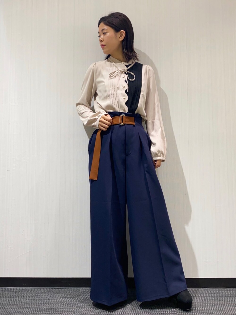 「ブラウス、スカラップ、スカラップブラウス、パンツ、ワイドパンツ、コーディネート、低身長、低身長コーデ、レディアゼル、REDYAZEL(REDYAZEL)」｜「REDYAZELのスカラップデザイン配色ブラウス（シャツ/ブラウス、ベージュ系）」を使った、mayuko iidaさん（レディース・153cm）の秋コーディネートの1枚目の写真
