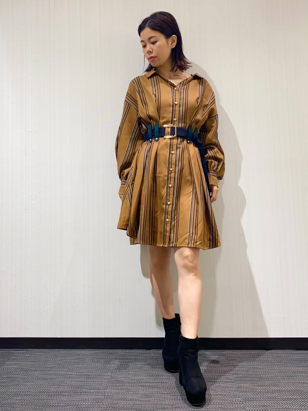 「ワンピース、ミニワンピ、ストライプ、シャツワンピ、コーディネート、低身長、低身長コーデ、レディアゼル、レディアゼル(REDYAZEL)、REDYAZEL(REDYAZEL)」｜「REDYAZELのオリジナルストライプミニタックシャツワンピース（ワンピース、イエロー系）」を使った、mayuko iidaさん（レディース・153cm）の秋コーディネートの1枚目の写真
