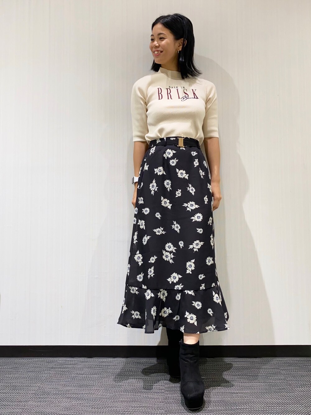 「トップス、ロゴニット、スカート、花柄、キレイめコーデ、コーディネート、低身長、低身長コーデ、レディアゼル、REDYAZEL(REDYAZEL)」｜「REDYAZELのハイネックロゴ刺繍ニットプルオーバー（Tシャツ/カットソー、ホワイト系）」を使った、mayuko iidaさん（レディース・153cm）の秋コーディネートの1枚目の写真
