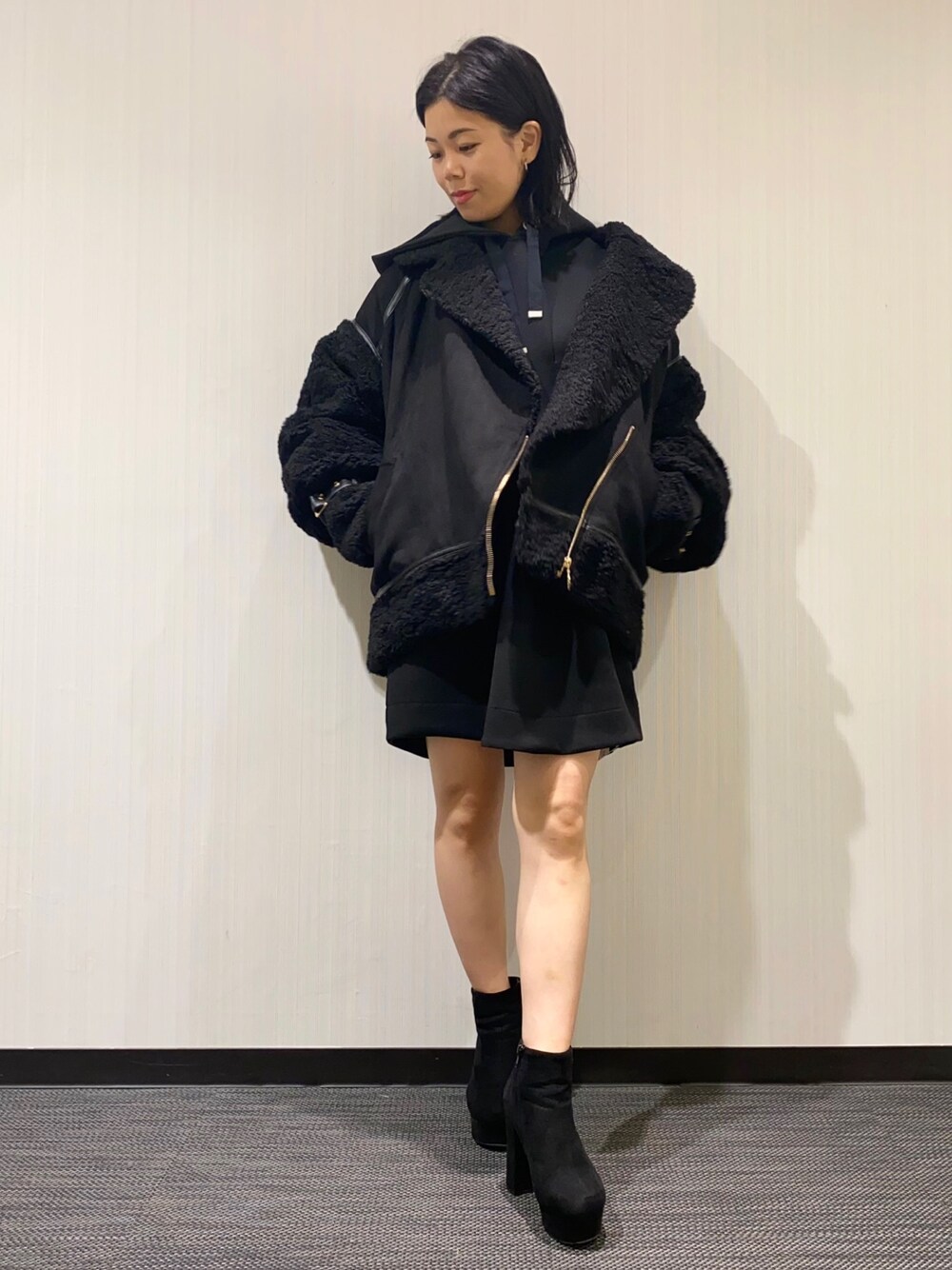 「アウター、ボア、ボアブルゾン、ワンピース、ダンボール素材、コーディネート、低身長、低身長コーデ、レディアゼル、REDYAZEL(REDYAZEL)」｜「REDYAZELのムートンショートブルゾン（ムートンコート、ブラック系）」を使った、mayuko iidaさん（レディース・153cm）の秋コーディネートの1枚目の写真