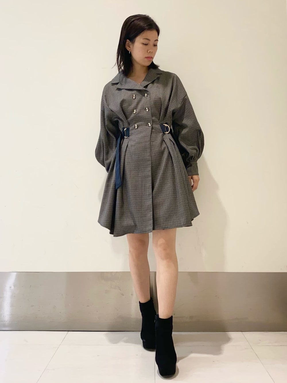 「ワンピース、シャツワンピ、ミニワンピ、コーディネート、低身長、低身長コーデ、レディアゼル、レディアゼル(REDYAZEL)、REDYAZEL(REDYAZEL)」｜「REDYAZELのチェックダブルボタンミニシャツワンピース（ワンピース、ベージュ系）」を使った、mayuko iidaさん（レディース・153cm）の秋コーディネートの1枚目の写真