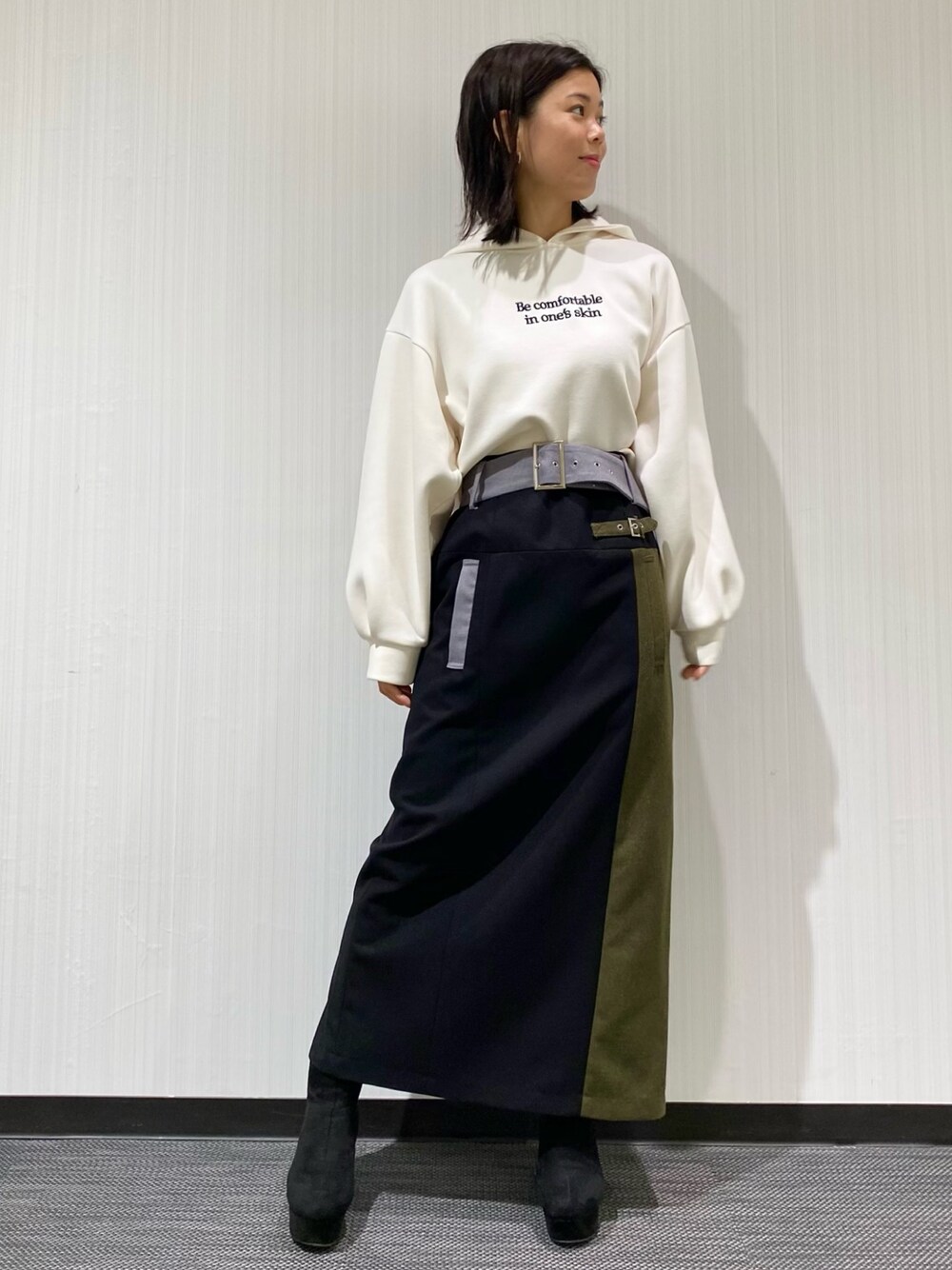 「パーカー、ダンボール素材、スカート、タイトスカート、配色、コーディネート、低身長、低身長コーデ、レディアゼル、REDYAZEL(REDYAZEL)」｜「REDYAZELのバックモノトーンフォトフーディー（パーカー、ホワイト系）」を使った、mayuko iidaさん（レディース・153cm）の秋コーディネートの1枚目の写真