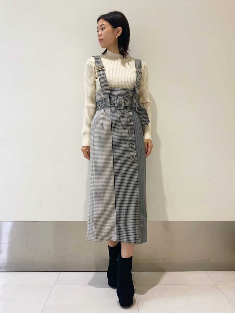 「ジャンスカ、チェック、ニット、秋のコーデ、コーディネート、低身長、低身長コーデ、レディアゼル、レディアゼル(REDYAZEL)、REDYAZEL(REDYAZEL)」｜「REDYAZELのベーシックリブハイネックプルオーバー（ニット/セーター、ホワイト系）」を使った、mayuko iidaさん（レディース・153cm）の秋コーディネートの1枚目の写真
