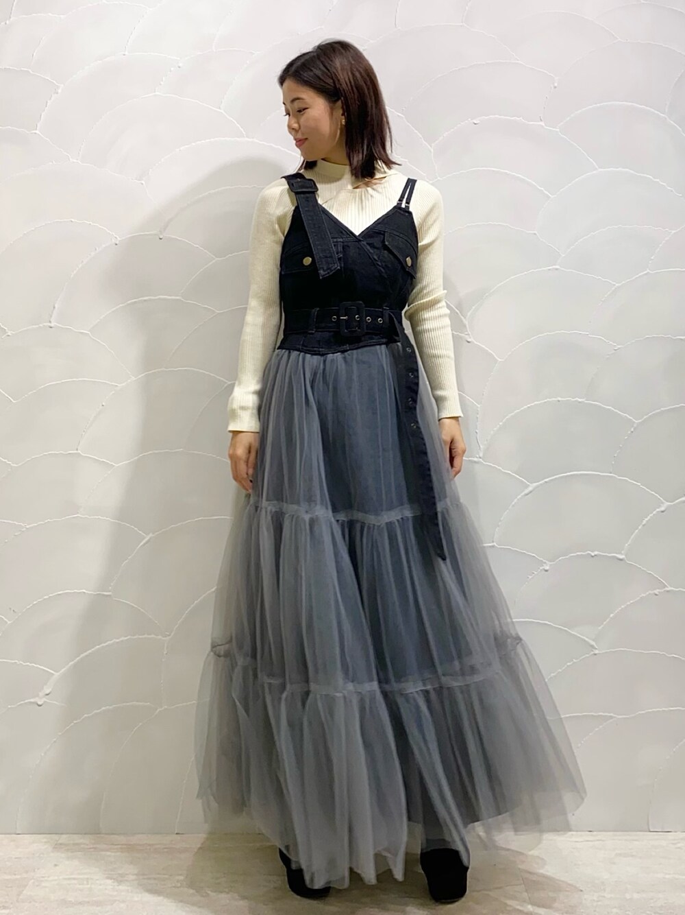 「デニム、チュール、ワンピース、デコルテあきニット、コーディネート、低身長、低身長コーデ、レディアゼル、REDYAZEL(REDYAZEL)」｜「REDYAZELのリング付きチョーカーランダムリブニットプルオーバー（ニット/セーター、ホワイト系）」を使った、mayuko iidaさん（レディース・153cm）の冬コーディネートの1枚目の写真