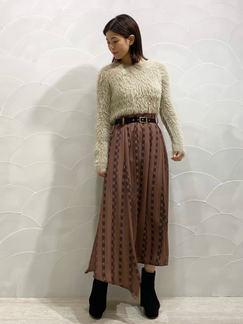 「ニット、シャギーニット、スカート、チェック、ストライプ、コーディネート、低身長、低身長コーデ、レディアゼル、REDYAZEL(REDYAZEL)」｜「REDYAZELの畔編みシャギーＶネックニットプルオーバー（ニット/セーター、ベージュ系）」を使った、mayuko iidaさん（レディース・153cm）の冬コーディネートの1枚目の写真