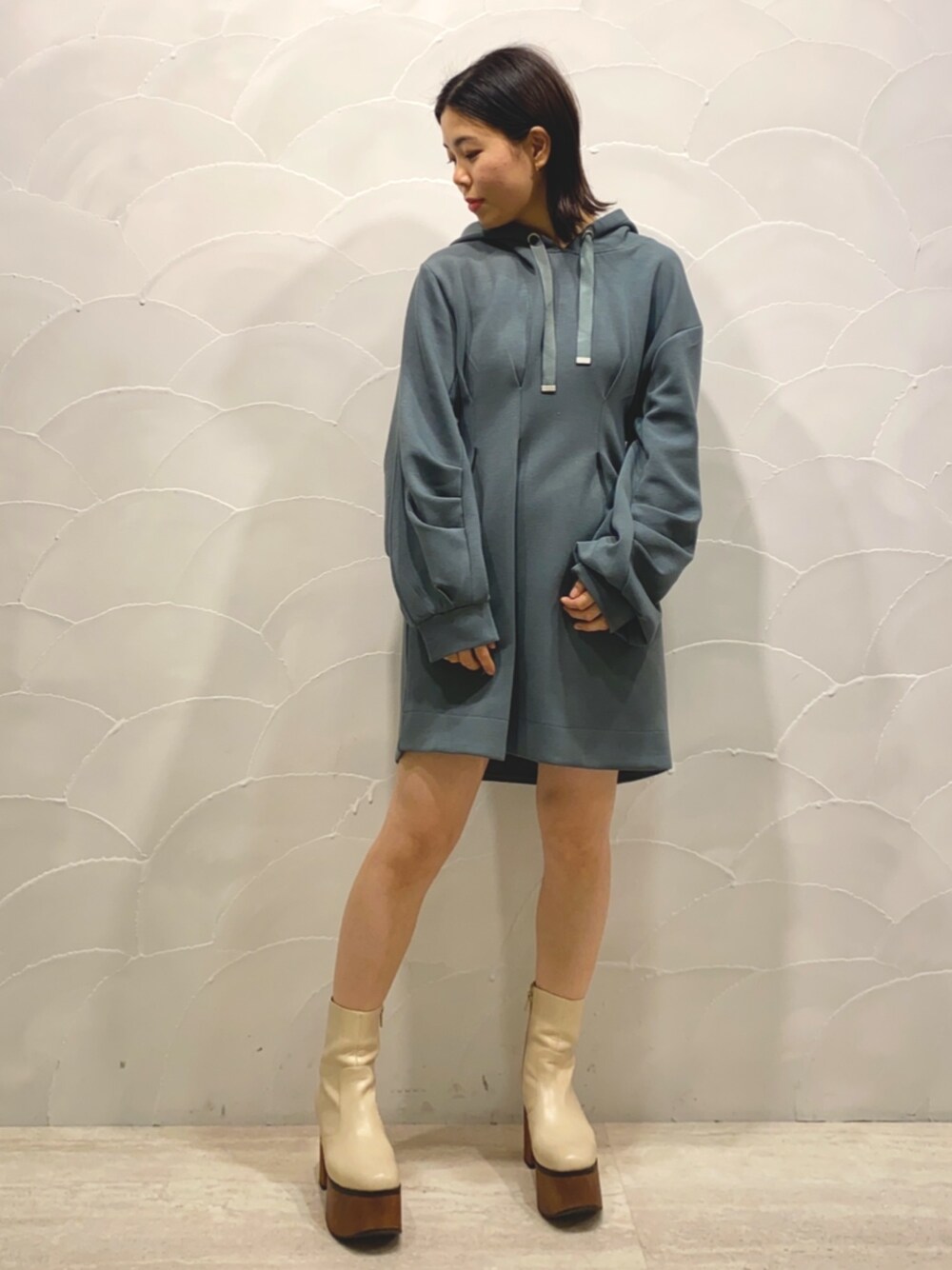 「ワンピース、ダンボール素材、パーカーワンピース、カジュアルコーデ、低身長コーデ、レディアゼル、REDYAZEL(REDYAZEL)」｜「REDYAZELのダンボールフードタックミニワンピース（ワンピース、グリーン系）」を使った、mayuko iidaさん（レディース・153cm）の冬コーディネートの1枚目の写真