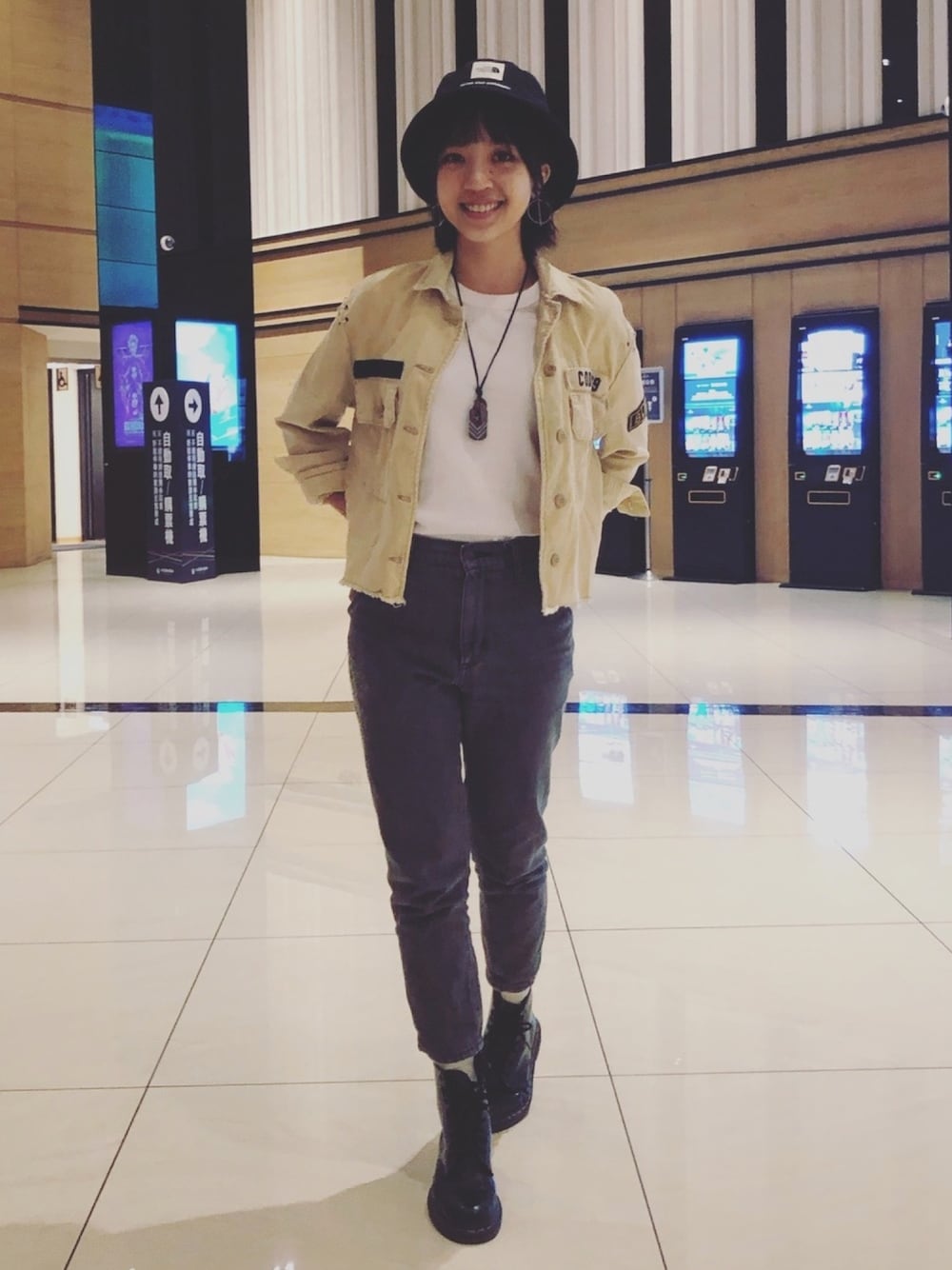 「ootd、街頭穿搭、秋のコーデ、TAIPEI、Taiwan、台湾、streetstyle、streetwear」｜「Dr. MartensのDr.Martens / 1460 8EYEBOOT_mtn（ブーツ、ブラック系）」を使った、turturleeさん（レディース・160cm）の秋コーディネートの1枚目の写真