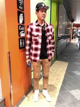 「PULL&BEAR（プルアンドベア）のアイテム（スラックス）」を使った、Curtis Wengさん（メンズ・175cm）の夏コーディネート