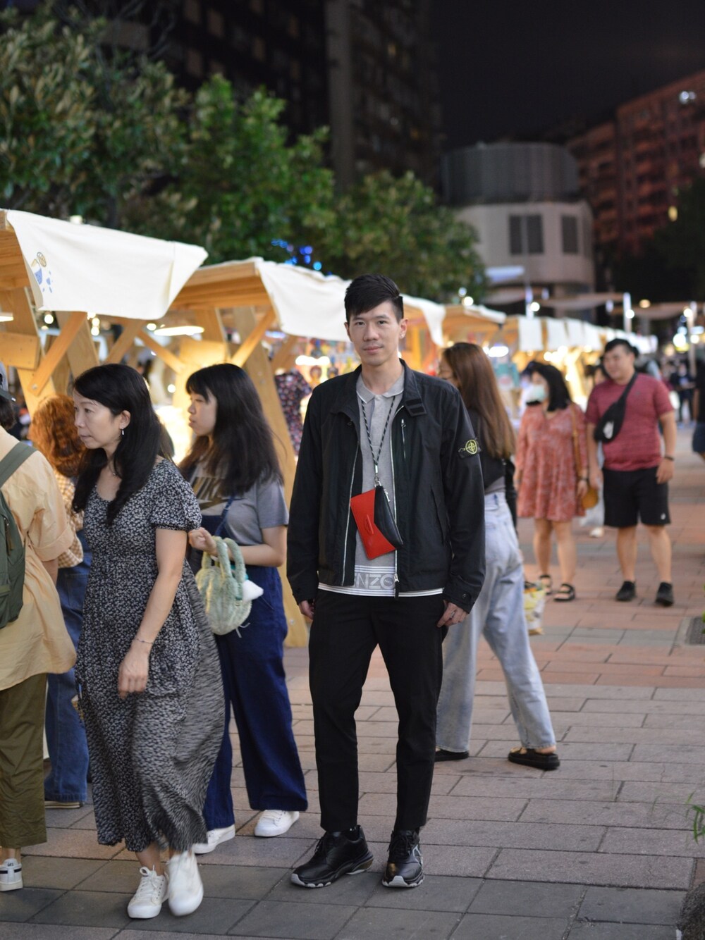 「STONE ISLANDのStone Island Garment-Dyed Naslan Light Watro Blouson Jacket（テーラードジャケット、ブラック系）」を使った、Curtis Wengさん（メンズ・175cm）の秋コーディネートの1枚目の写真