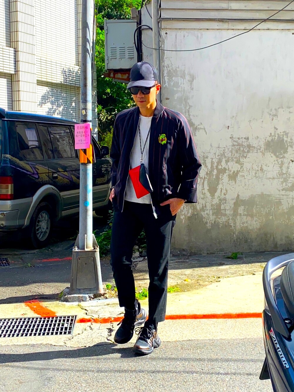「VERSUSのアイテム（ジャケット/アウター、ブラック系）」を使った、Curtis Wengさん（メンズ・175cm）の秋コーディネートの1枚目の写真
