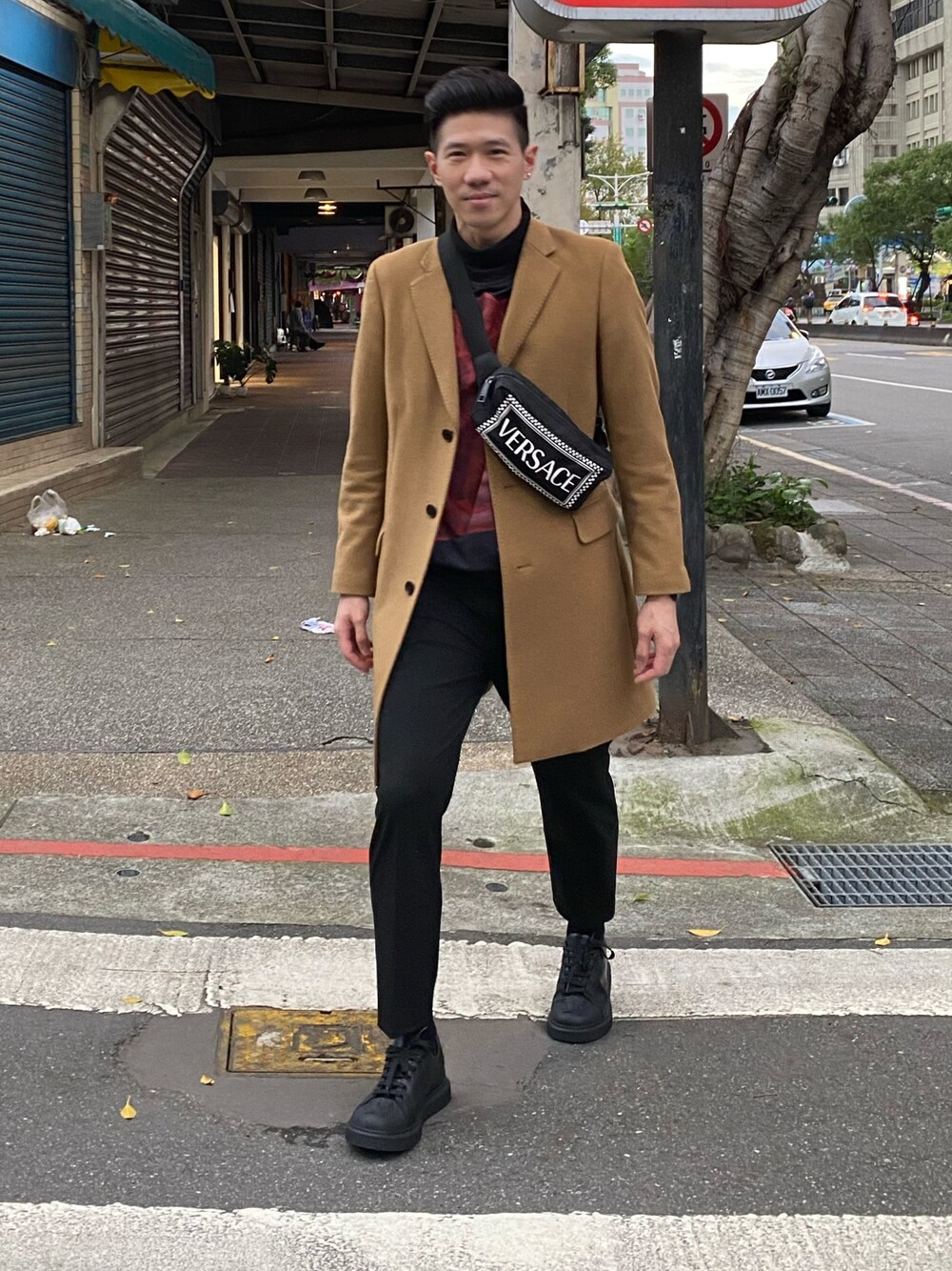 「VERSACEのアイテム（スニーカー、ブラック系）」を使った、Curtis Wengさん（メンズ・175cm）の冬コーディネートの1枚目の写真
