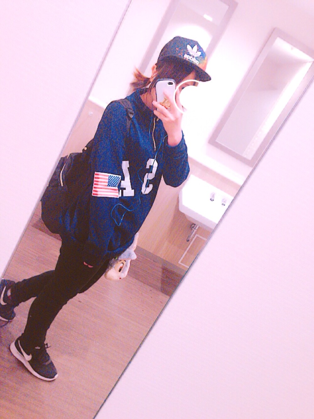 「カジュアル、NIKE、adidas、バイト」｜「NIKEのNIKE / WMNS TANJUN（スニーカー、ブラック系）」を使った、 ぼーんさん（レディース・158cm）の春コーディネートの1枚目の写真