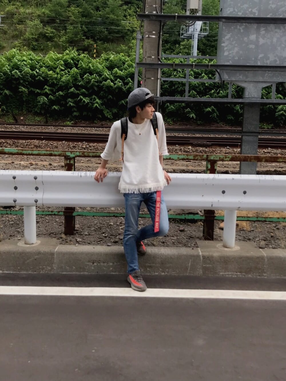 「yeezy、ダメージデニムパンツ、フリンジ、シンプル、summer、セレクトショップ、ビーセカンド(B'2nd)」｜「CPHのアイテム（キャスケット、グレー系）」を使った、FUJIさん（メンズ・175cm）の夏コーディネートの1枚目の写真