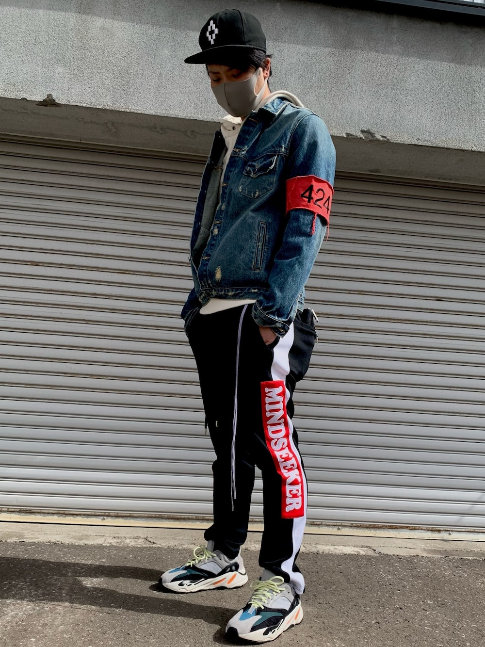 「スニーカーコーデ、デニムジャケット×パーカー、ビッグシルエット、トラックパンツ、UVERworld」｜「424 CLOTHINGのアイテム（デニムジャケット、ブルー系）」を使った、FUJIさん（メンズ・175cm）の春コーディネートの1枚目の写真