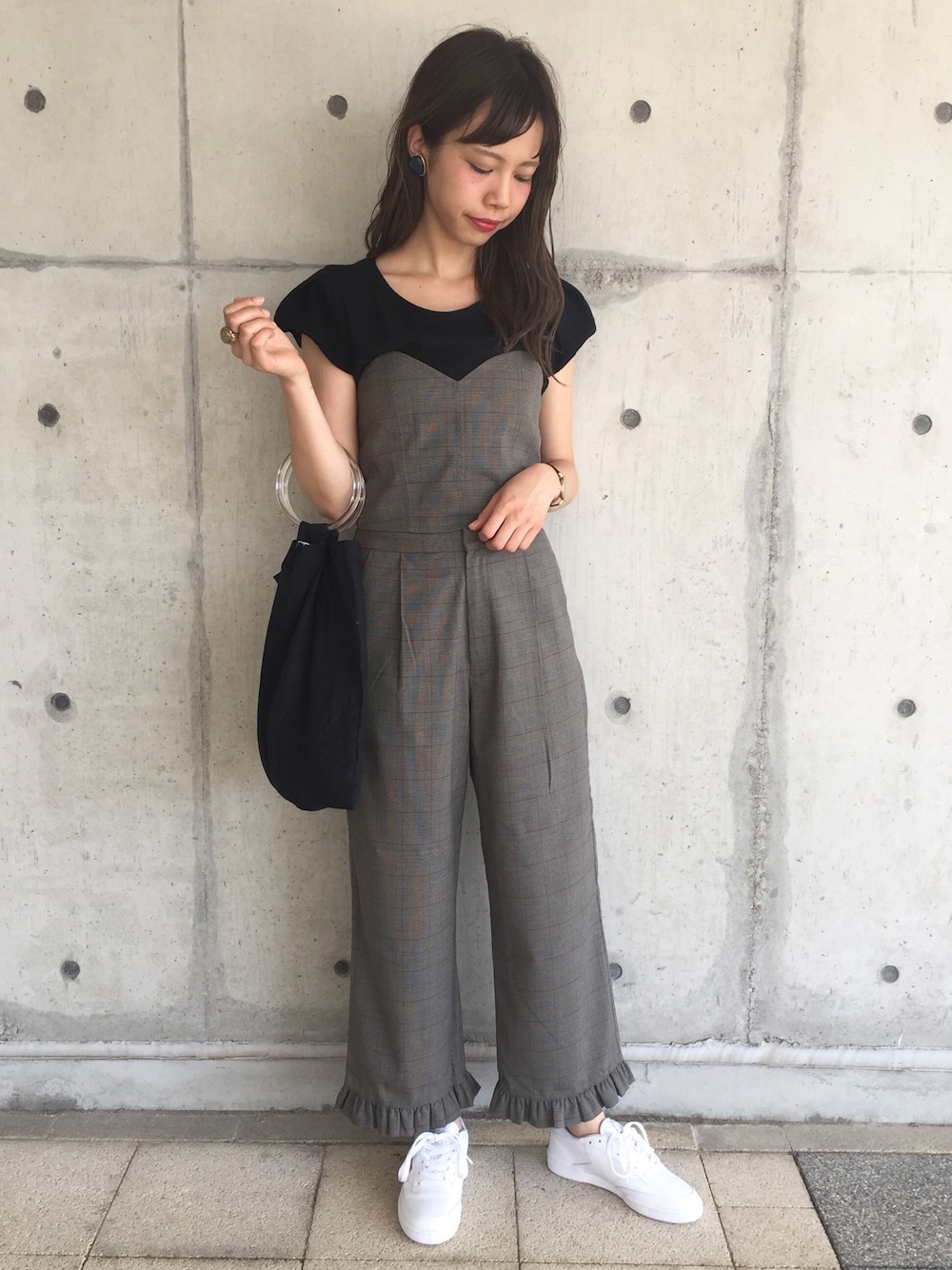「シンプル、outfit、スニーカーコーデ、モノトーンコーデ、モノトーン、大人カジュアル、Kastane、セットアップ、ビスチェ、reebok」｜「Kastaneのチェックビスチェ（シャツ/ブラウス、ベージュ系）」を使った、かとまりさん（レディース・165cm）の夏コーディネートの1枚目の写真